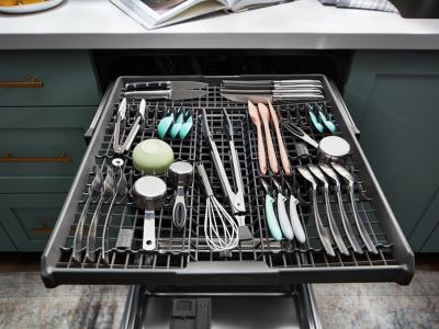 24" Whirlpool 51 DBA Quiet Dishwasher with 3rd Rack and Pocket Handle - WDP730HAMZ